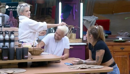 Em brincadeira na cozinha, Andréa quebra ovo na cabeça de Viny