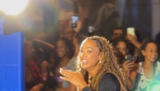 Aline se encontra com fãs em shopping de Salvador