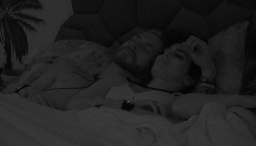 Após beijo, Fred e Larissa dormem agarradinhos no BBB 23