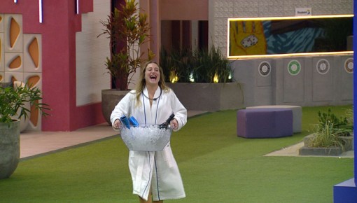Após tarde de SPA, finalistas recebem champagne no BBB 23
