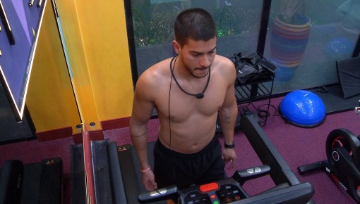 Arthur Aguiar treina sozinho na academia do BBB 22