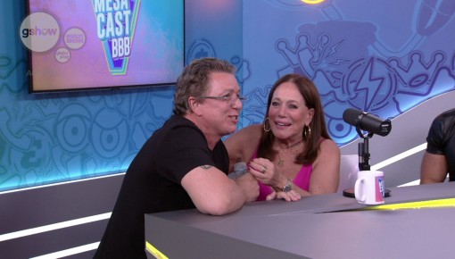Boninho invade Mesacast BBB e surpreende Susana Vieira
