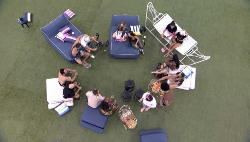 Brothers brincam de 'Eu nunca' na área externa do BBB21