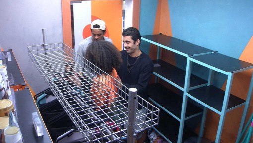 Brothers recebem figurinos para a festa desta noite no BBB 22