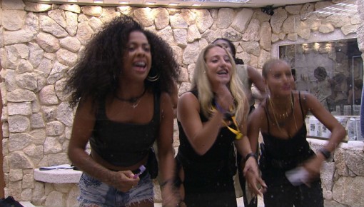 Brothers se empolgam e cantam no banheiro do BBB 23
