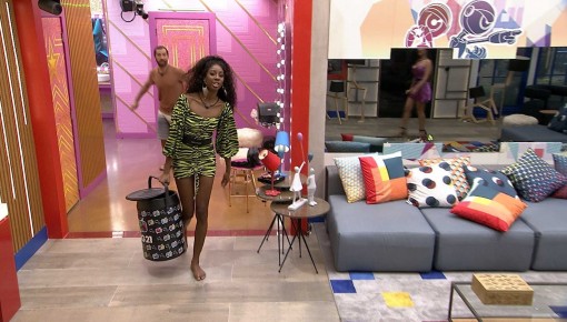 Brothers vibram ao receber cooler no BBB21