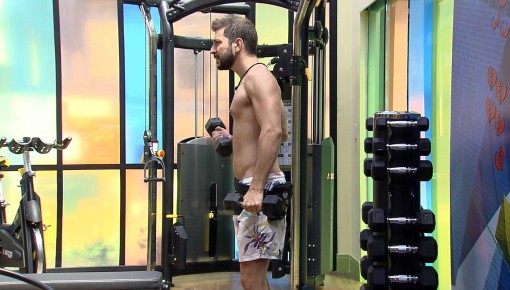 Caio malha sozinho na academia do BBB21