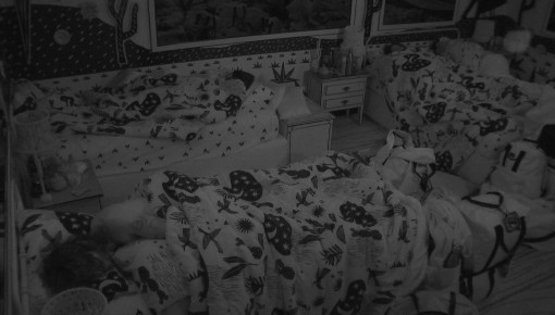 Confinados do BBB21 dormem após noite com troca de elogios