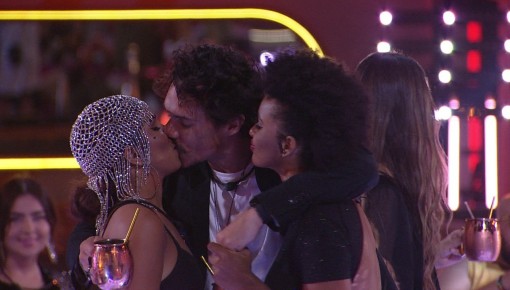 Conversa de Natália e Maria acaba em beijo triplo no BBB 22