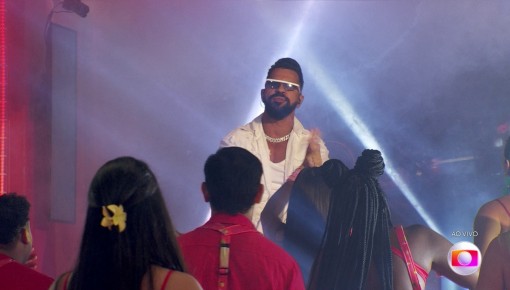 Dennis toca hits em Festa do BBB 24