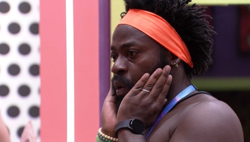 Douglas Silva chora e é consolado por brothers no BBB 22