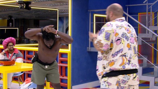 Douglas Silva faz coreografia de 'Bonekinha', de Glória Groove