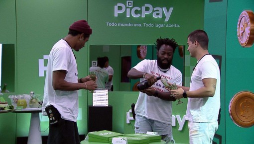 Em ação no BBB 22, finalistas brindam e celebram: 'Esquece'