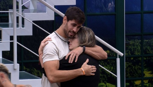 Emparedado, Cara de Sapato recebe o abraço de Amanda no BBB 23