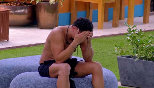Emparedado, Vinícius chora no BBB 25: 'Por quê, meu Deus?'