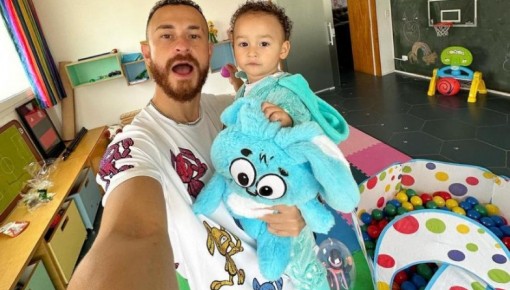 Fred compartilha momento fofo com o filho Cris na Páscoa