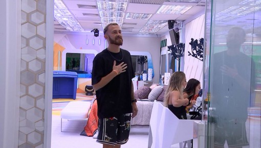 Fred e Larissa planejam tomar banho pelados no Quarto do Líder do BBB 23