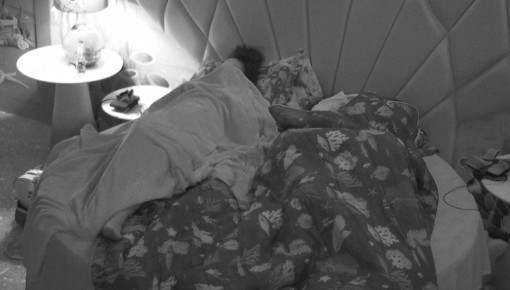 Gabriel Santana e Sarah Aline dão amassos debaixo do edredom