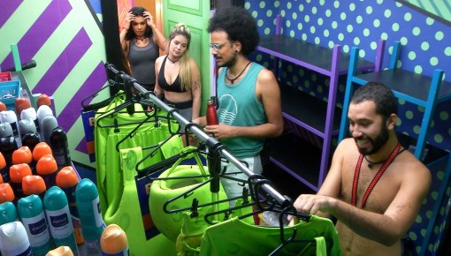 Gilberto e Sarah recebem figurino do Castigo do Monstro