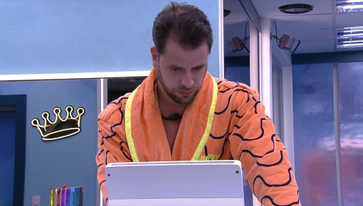 Gustavo ouve música e curte Quarto do Líder sozinho no BBB 22