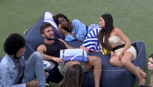 Na madrugada do BBB21, brothers conversam sobre filmes