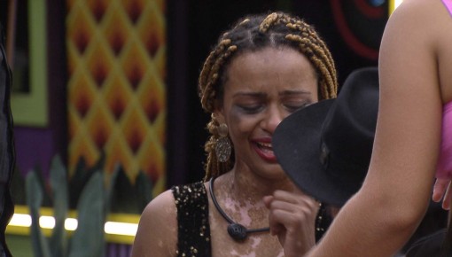 Natália chora e desabafa com brothers: 'Ninguém gosta de mim'