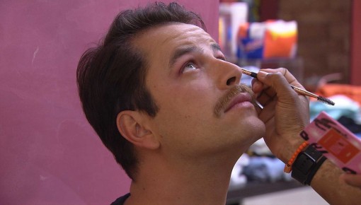 Natália maquia Gustavo antes de festa no BBB 22