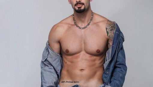 Nizam, do BBB 24, mostra tatuagem íntima em clique sensual e explica significado