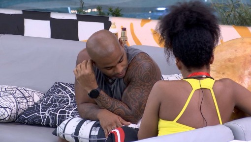 No BBB 23, Cezar revela ser calvo por opção e explica por quê