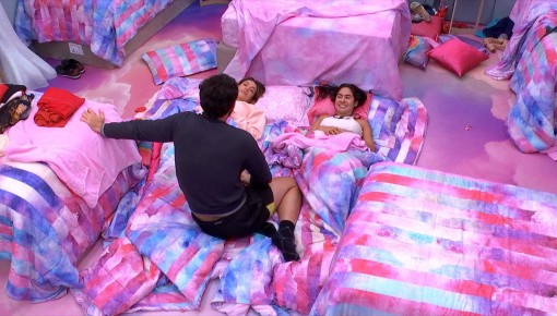 No BBBB 24, Beatriz e Isabelle fazem cócegas em Matteus