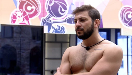 Sozinho, Caio analisa o Feed BBB