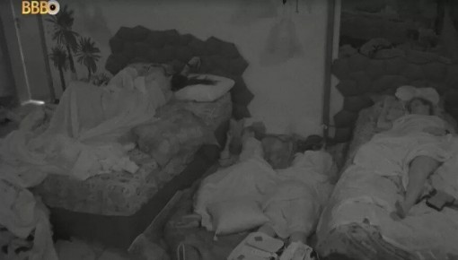 Após festa do BBB 23, Fred e Larissa trocam amassos no edredom 