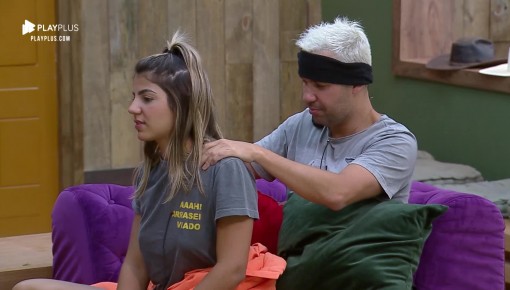 Hari reclama de dor muscular e ganha massagem de Viny