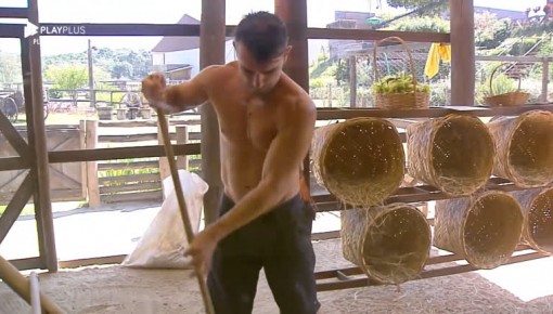 Jorge acorda cedo para alimentar as galinhas e limpar o galinheiro