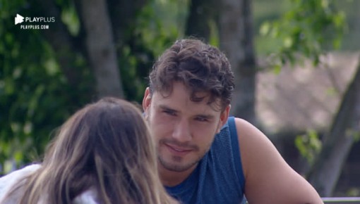 Lucas cobra Hari após peoa negar beijo: 'O que houve?'