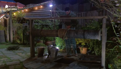 Na baia, Netto pega água do poço para tomar banho