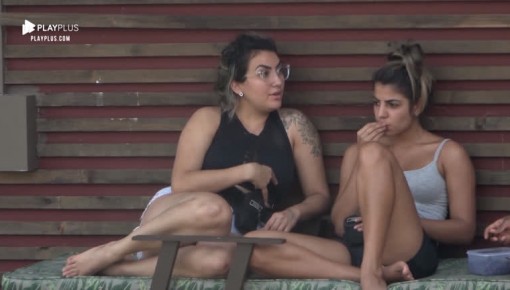 Peoas conversam sobre fim de namoro de Hari e Lucas