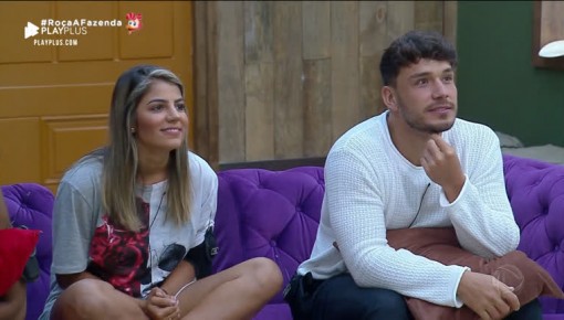 Peões abrem cápsula do tempo e se divertem com revelações passadas