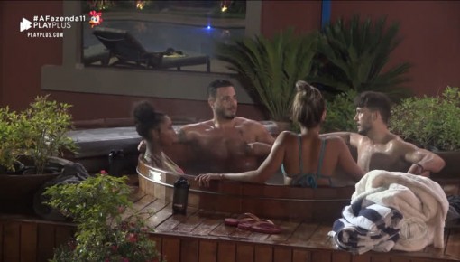 Peões aproveitam o ofurô enquanto Diego lê carta