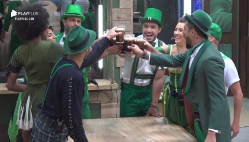 Peões entram em clima de festa com drink irlandês