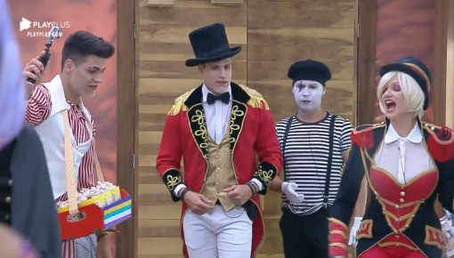 Peões entram no clima da festa fazendo 'palhaçadas' em vídeo