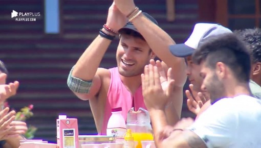 Peões fazem homenagem para mãe de Lucas Viana: 'Bebezona!'