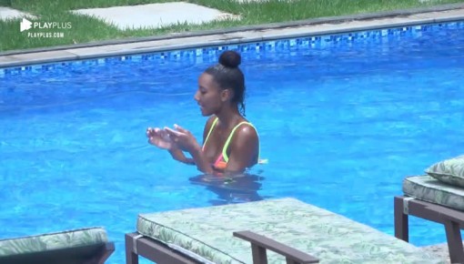 Sabrina Paiva e Rodrigo Phavanello curtem piscina e ofurô