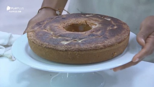 Sabrina Paiva prepara bolo de banana para peões