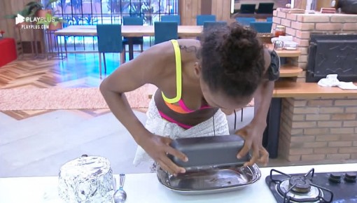 Sabrina sofre para tirar bolo congelado da forma e comemora