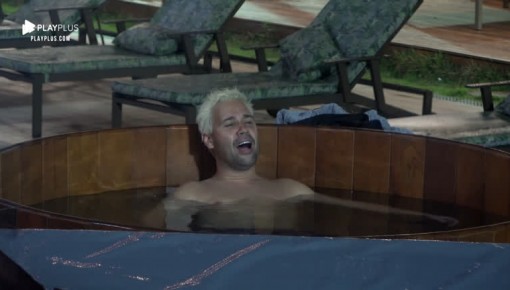 Sozinho no ofurô, Viny Vieira canta sucessos de Tim Maia