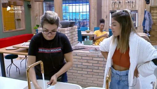 Thayse Teixeira elogia cantora Anitta: 'A mulher é inteligente'