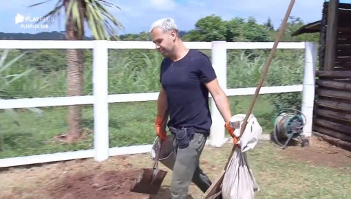 Viny Vieira acorda cedo e cuida da área dos porcos