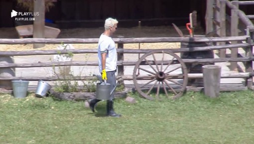 Viny Vieira imita Silvio Santos, enquanto tira água do poço