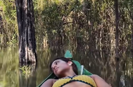 Alane Dias passeia de canoa em Alter do Chão